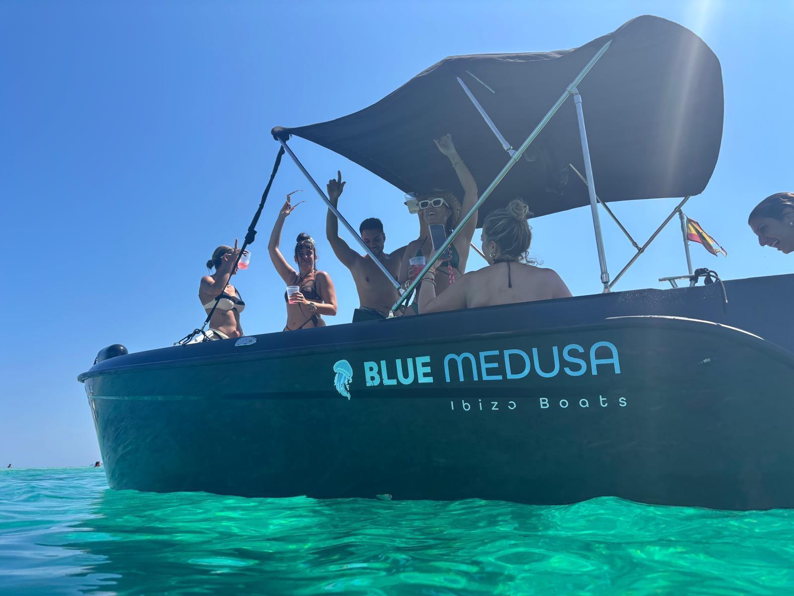Private Bootstour: Erkunde den Zauber Ibizas vom Meer aus