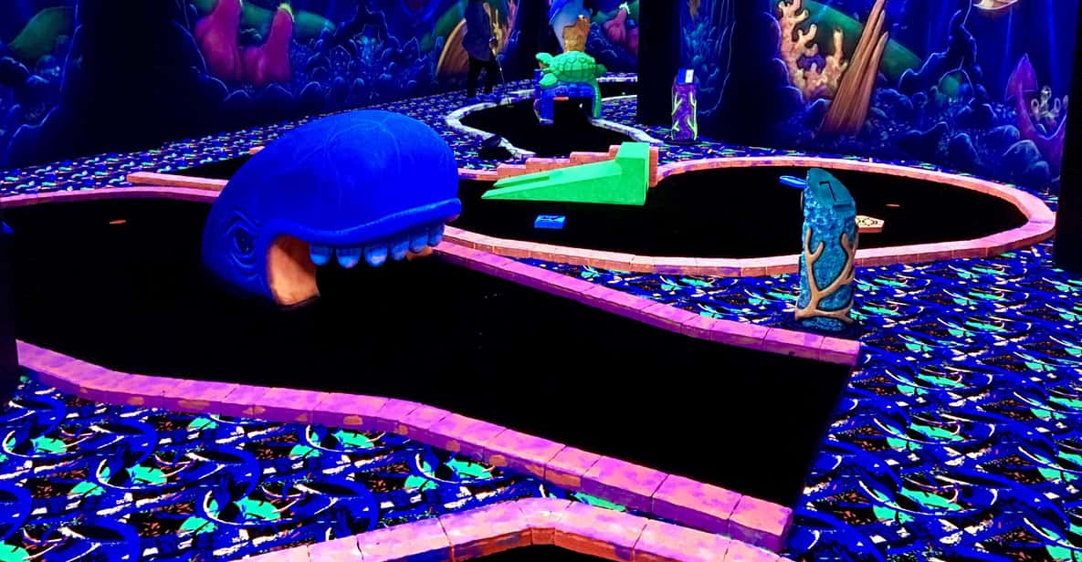 Afbeelding 3 van Den Haag: Glowgolf Glow in the Dark Indoor Minigolf