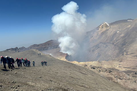 Excursão ao Etna a 3.000 metros de altitude com teleférico e jipe 4x4