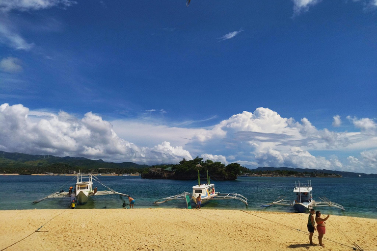 Boracay Budget Shared Boat Island Tour with Lunch