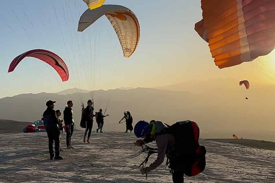 Marrakech: Gleitschirmfliegen über der Agafay-Wüste und Blick auf das Atlasgebirge. Foto: GetYourGuide Marrakech: Gleitschirmfliegen über der Agafay-Wüste und Blick auf das Atlasgebirge. Foto: GetYourGuide