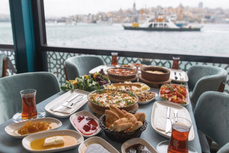 Istanbul: Bosphorus Cruise with Brunch