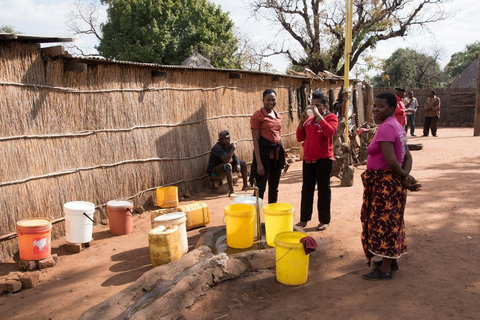 Livingstone: visita guiada à aldeia Mukuni com transporteLivingstone, Zâmbia: visita guiada à aldeia de Mukuni com transporte