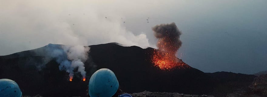 Randonnée aux cratères du Stromboli au coucher du soleil