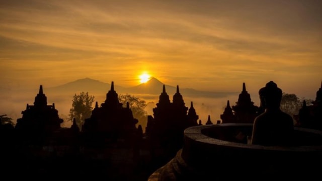 Yogyakarta : VIP CLIMBUP Borobudur Sunrise with breakfast