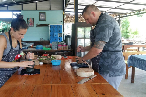 Chiang Mai: Corso di cucina tradizionale tailandese con tour del mercato