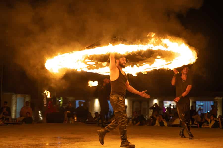 Premium-Abend-Wüstensafari in Dubai mit Barbecue-Abendessen & Live-Shows. Foto: GetYourGuide