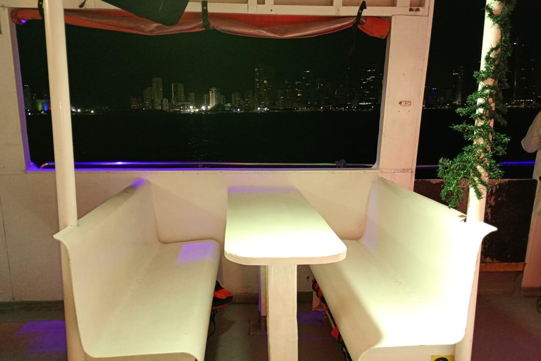 Carthagène : excursion en bateau de nuit avec dîner et open barCARTAGENA : Excursion en bateau de nuit blanche avec dîner et open bar