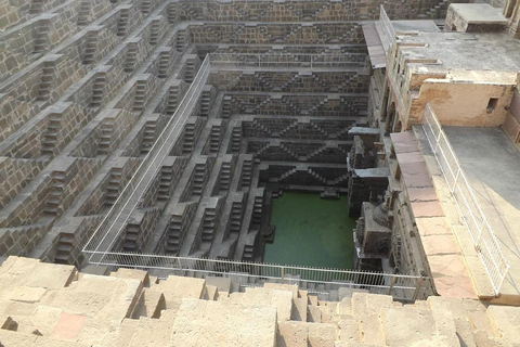 Från Agra till Jaipur: Chand Baori och Fatehpur Transfer Tour