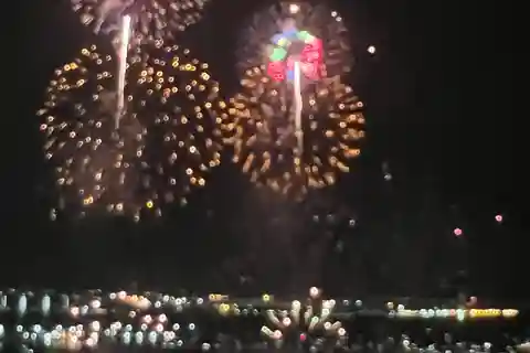 横浜みなとみらい21：川船から花火鑑賞
