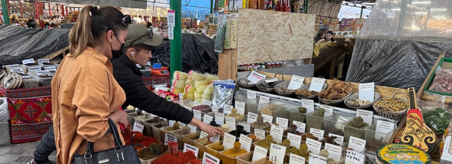 Goûtez à la cuisine nomade kirghize et explorez le bazar d'Osh pour y trouver des souvenirs