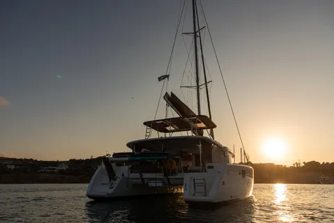 Sounio: Premium Sunset Catamaran Cruise with Snacks & Drinks