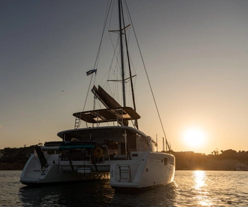 Sounio: Catamaran cruise bij zonsondergang met hapjes en drankjes