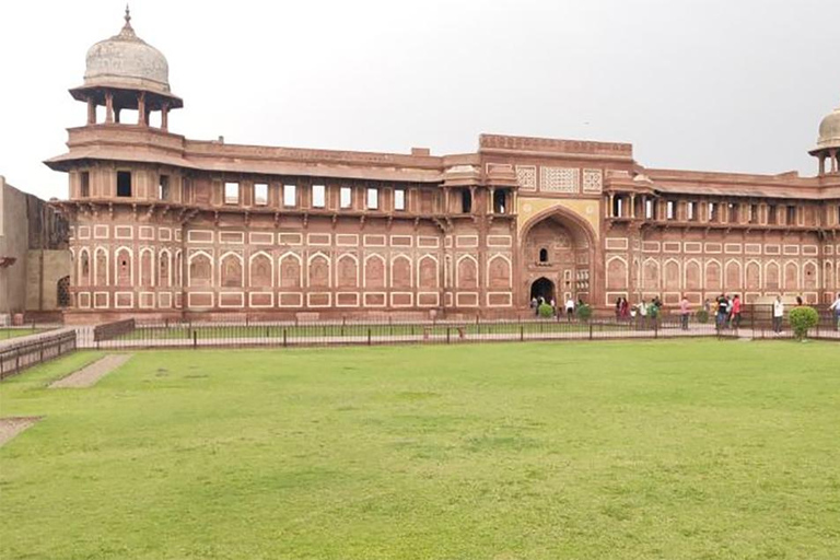 Depuis Delhi : visite privée du Tajmahal Sunrise et d&#039;Agra en voitureseulement voiture ac avec chauffeur et visite guidée privée en direct seulement