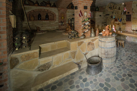 Vanuit Batumi: wijnproeverij met eigen vervoer in het bergachtige AdjaraVanuit Batumi: zelf rijden en wijn proeven in het bergachtige Adjara