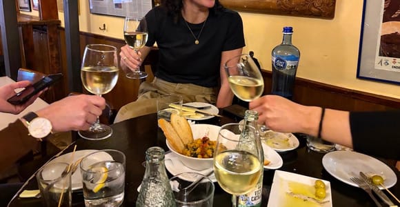 Barcelona: Tapas and Wine Walking Tour at 3 Authentic Venues