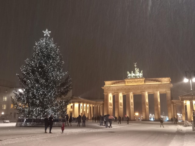 Historical Christmas Market Tour along the Unter den Linden