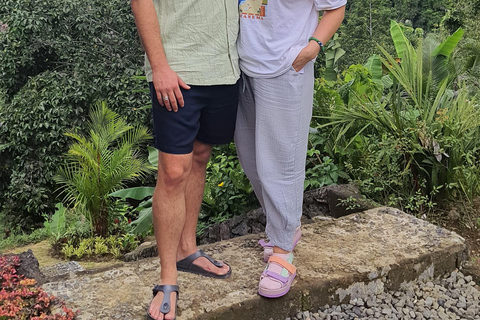 乌布猴林、梯田、秋千、寺庙和瀑布乌布猴林、水稻梯田、秋千、寺庙和瀑布