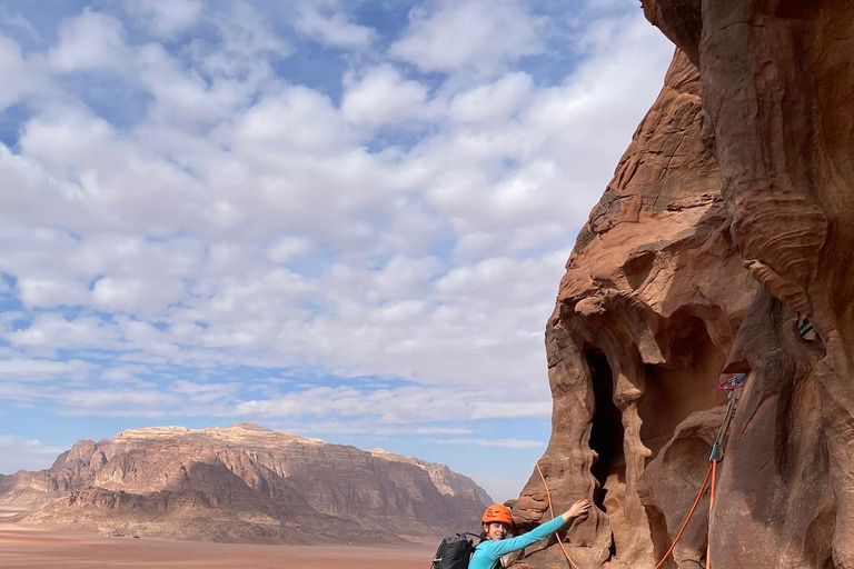 Descubre Wadi Rum con un tour de día completo en jeep con pernoctaciónexcursión de un día en jeep con pernoctación