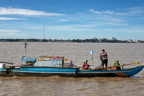 Phnom Penh: Silk Island & Countryside by Tuk Tuk with Snack