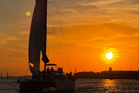 Lisboa: Passeio de Barco ao Pôr-do-Sol no Rio Tejo com Welcome DrinkLisboa: Passeio de barco ao pôr do sol no rio Tejo com Welcome Drink