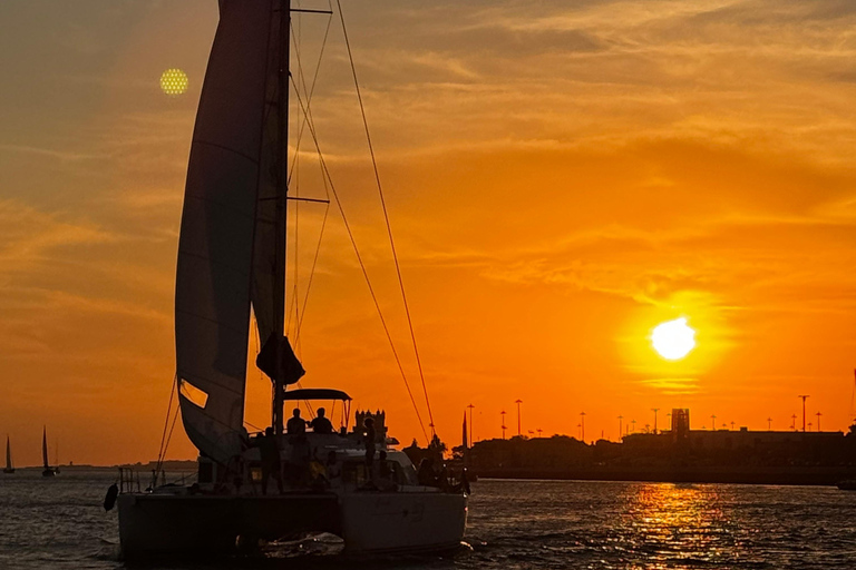 Lisboa: Passeio de Barco ao Pôr-do-Sol no Rio Tejo com Welcome DrinkLisboa: Passeio de barco ao pôr do sol no rio Tejo com Welcome Drink
