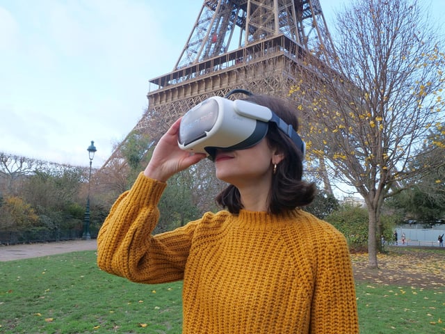 Paris : Immersive Eiffel Tower tour with virtual reality