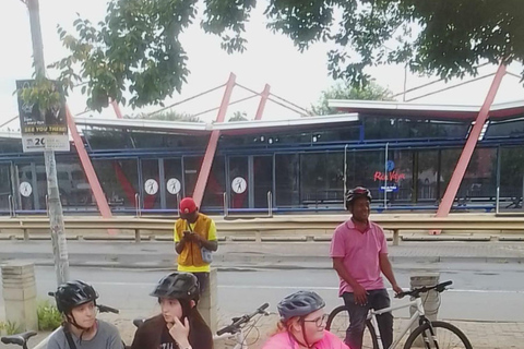 Johannesburg: Soweto Tuk-Tuk or Bike Tour