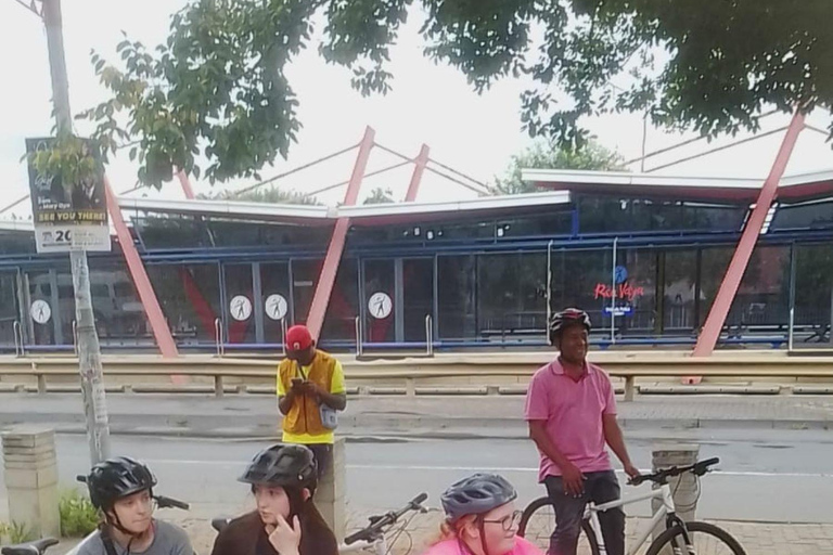 Johannesburg: Soweto Tuk-Tuk or Bike Tour