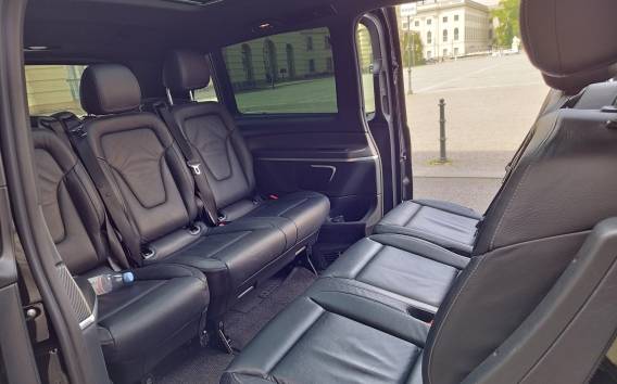 Berlin: Privater Minivan-Transfer mit Fahrer und Reiseführer