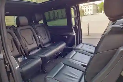 Berlin: Private Minivan Transfer with Driver and Guide