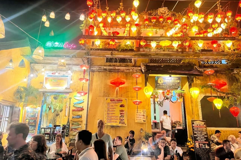 Lanterna de barco de Hoi An com flor de lançamento no rio Hoai à noite