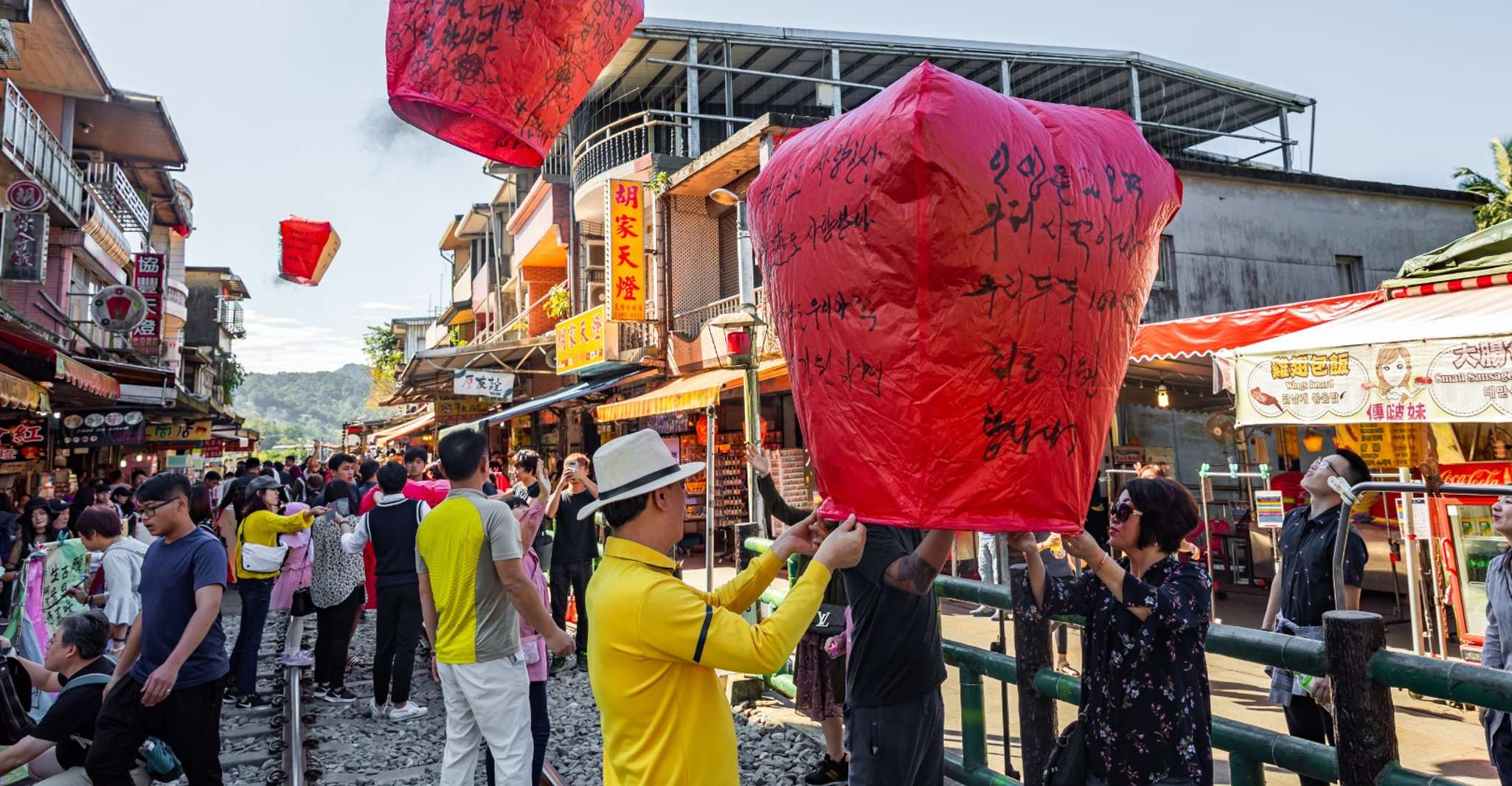 Taipei, Jiufen Night View and Shifen Day Tour - Housity