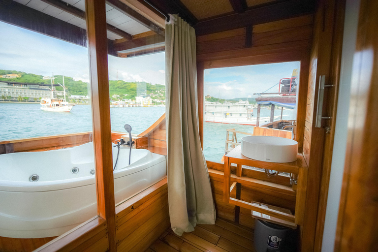 Labuan Bajo: 3-Day Komodo Sailing Luxury Boat with All Fees Deluxe Boat - Private Standar Room (2pax/room)