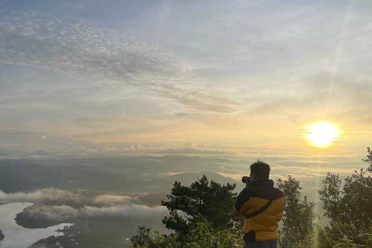 Dalat: Hiking the Mountain to observe the cloud and sunrise Da Lat: Hiking the Mountain to observe the cloud and sunrise