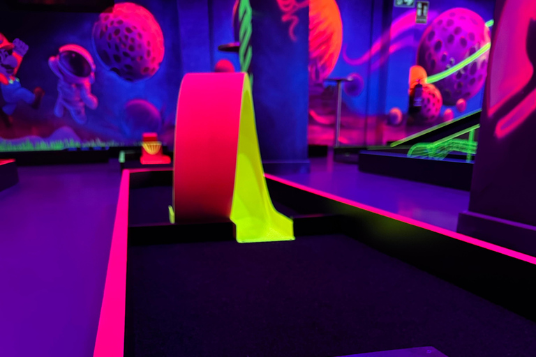 Sewilla: Kryty 18-dołkowy minigolf z efektami UVSewilla: Kryty minigolf UV