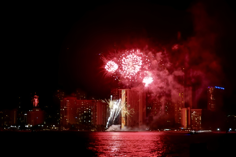 Waikiki: Friday Night Fireworks Catamaran Sail