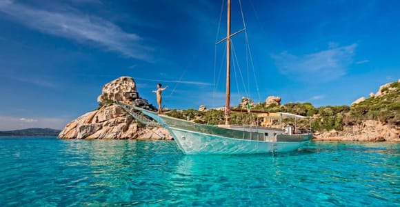 La Maddalena: Island tour and lunch aboard the Dolce Vita sailing ship.