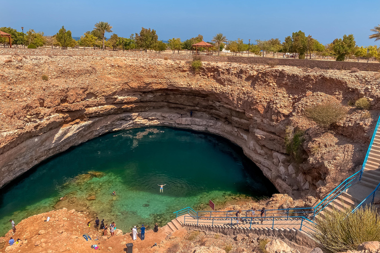 Au départ de Mascate : visite de Wadi Shaab et de Sur