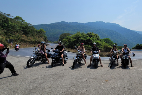 HAI VAN PASS RONDRIT OP DE MOTOR VANUIT HOI AN/ DA NANG