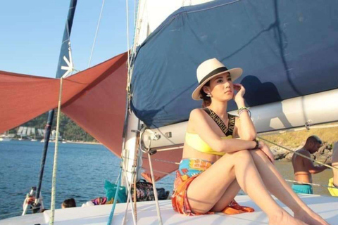 Phuket: Cruzeiro de catamarã pelas ilhas Coral e Racha com almoço