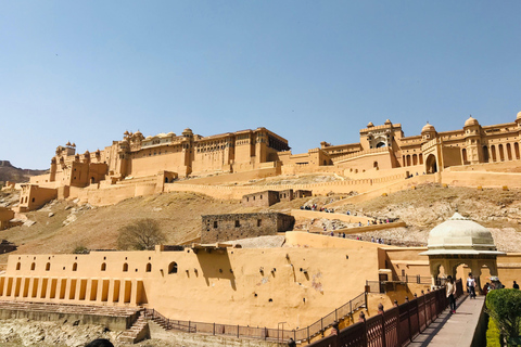 Delhi : excursion de 5 jours dans le Triangle d&#039;Or avec un guide germanophoneExcursion de 5 jours avec hébergement dans des hôtels 4 étoiles