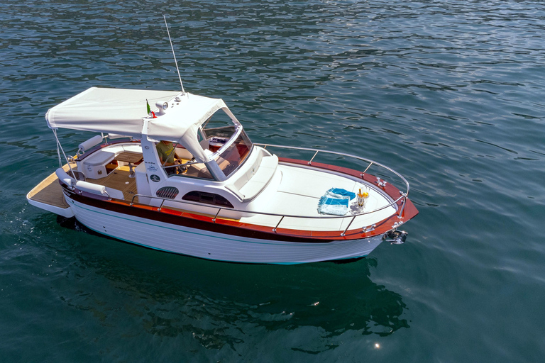 Excursão de 1 dia em barco particular a Capri, saindo de AmalfiPasseio de barco particular de dia inteiro em Capri, saindo de Amalfi