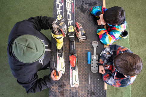 Ski à El Colorado : billet, cours, transport, option vêtementsLieu de rendez-vous : Plaza de Armas + équipement pour la neige