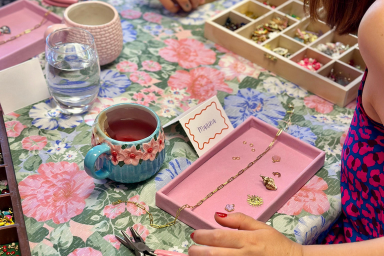 Cholet: Workshop zur Herstellung von Charme-HalskettenCholet: Workshop zum Erstellen von Halsketten mit Charms