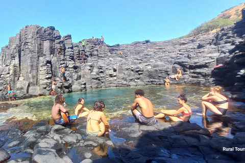 Odkryj plażę z czarnym piaskiem i naturalny basen