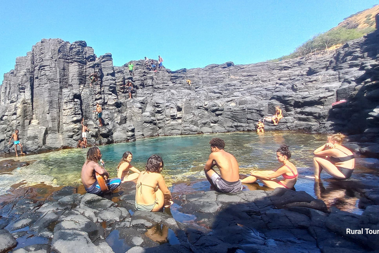 Odkryj plażę z czarnym piaskiem i naturalny basen