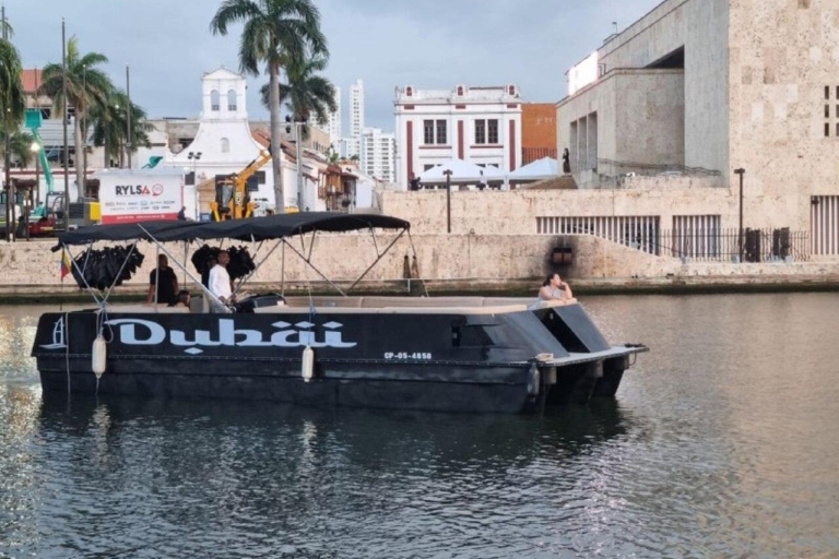 Cartagena: Wycieczka łodzią po zatoce z otwartym barem i DJ-em!Plan zachodu słońca w zatoce na pokładzie łodzi trimaran z otwartym barem
