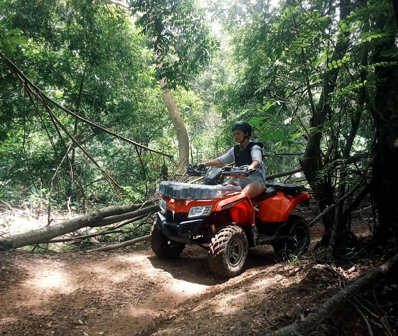 Chiang Mai: Quad, Rafting, Bua-Tong-Wasserfall & Höhlentour