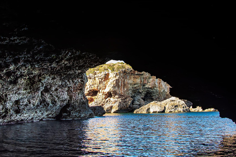 Menorca: Tour privado en barca con aperitivo y puesta de sol